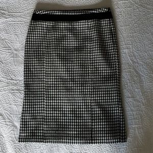 Classy black & white houndstooth pencil skirt